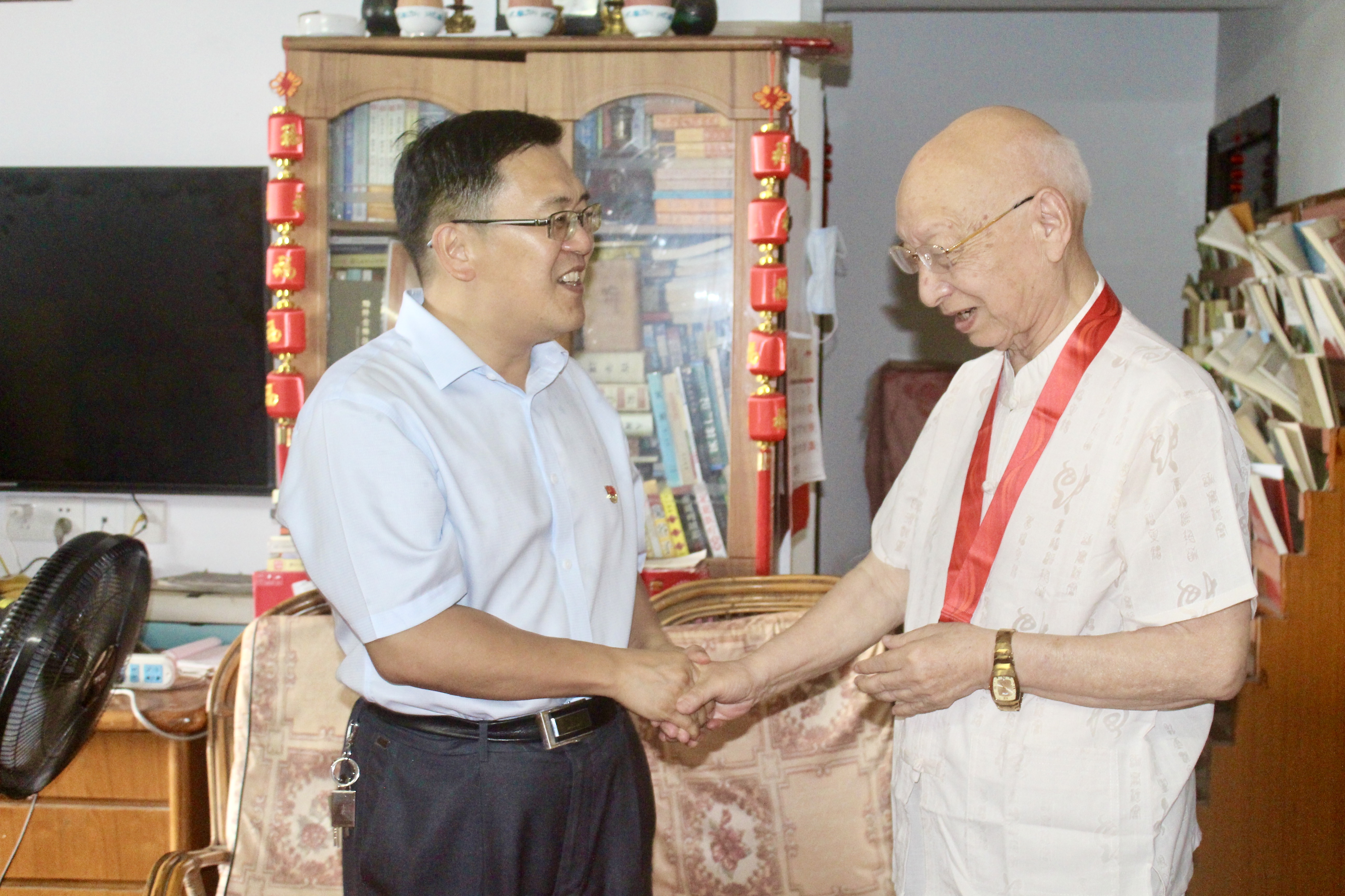 榮(rong)譽如金，信(xin)念如磐——記(ji)走訪慰問(wen)老黨員并(bing)頒發“光榮(rong)在黨50年”紀(ji)念章活動(dong)