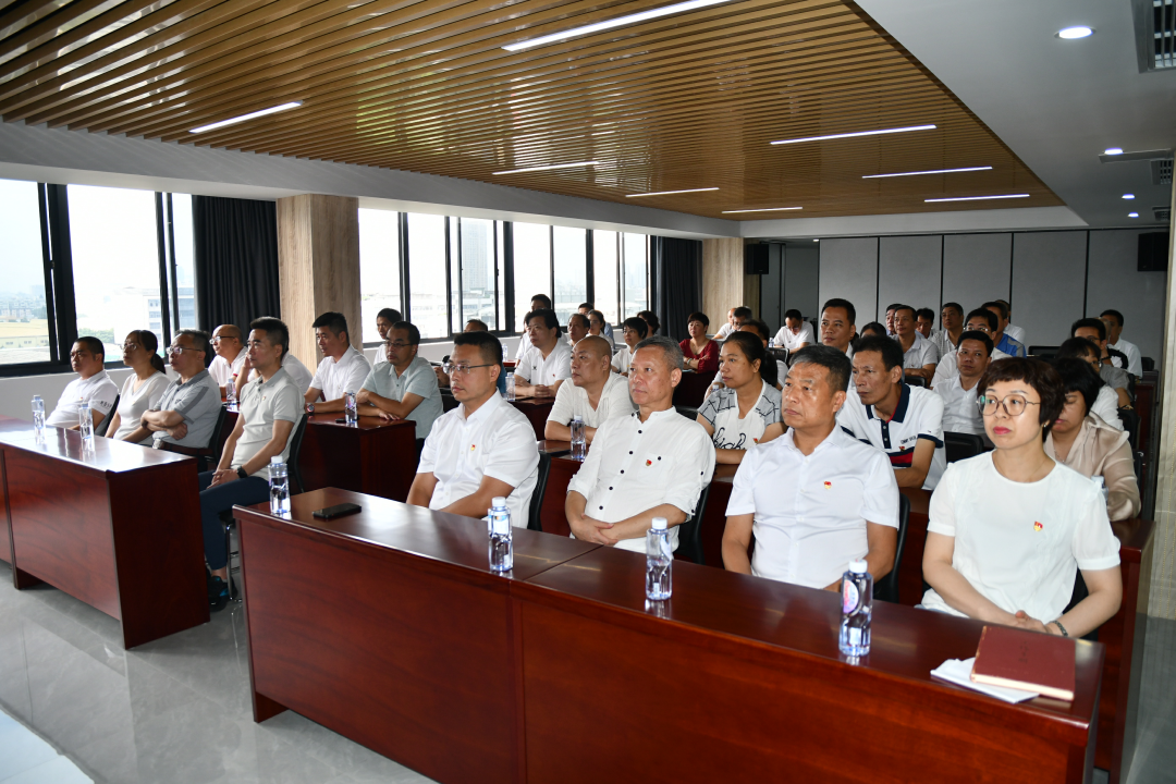 ​福建(jian)新華聯合(he)印務集團(tuan)集中收看(kan)慶祝中國(guo)共産黨成(cheng)立100周年大(da)會直播