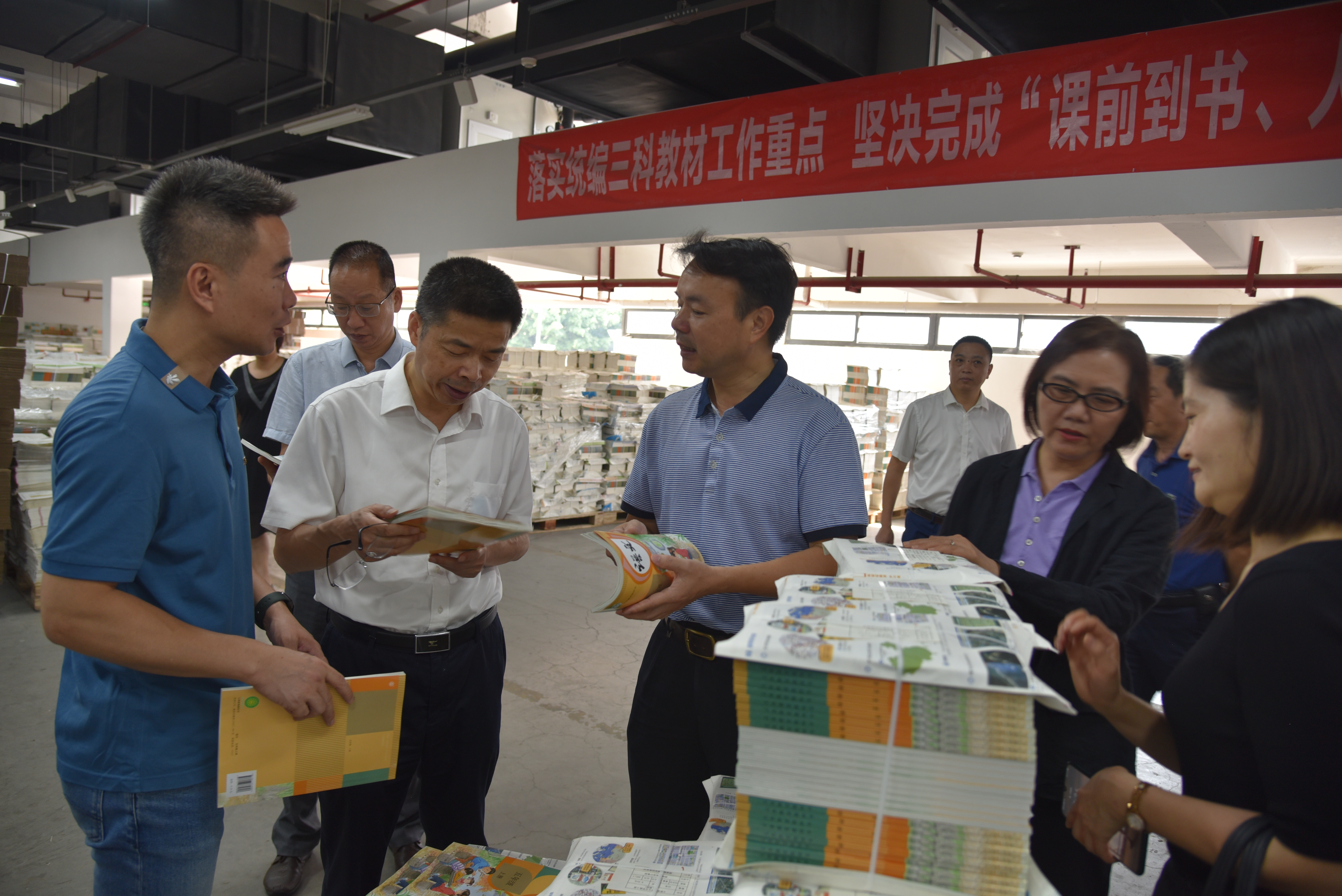 省委宣(xuan)傳部肖貴(gui)新副部長(zhang)一行莅臨(lin)印務集團(tuan)開展“3.15”質檢(jian)活動綠色(se)印刷專題(ti)調研