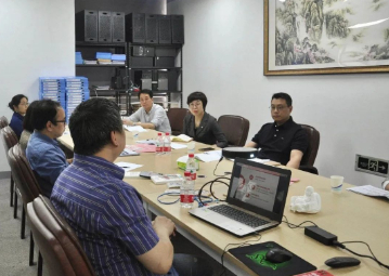 印務(wu)集團董(dong)事長黃(huang)翔一行(hang)到福建(jian)恒源光(guang)電技術(shu)有限公(gong)司調研(yan)數字經(jing)濟工作(zuo)