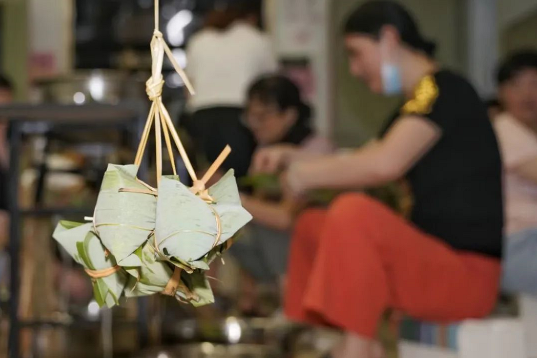 粽葉(ye)飄香迎端(duan)午，情濃印(yin)務促生産(chan)