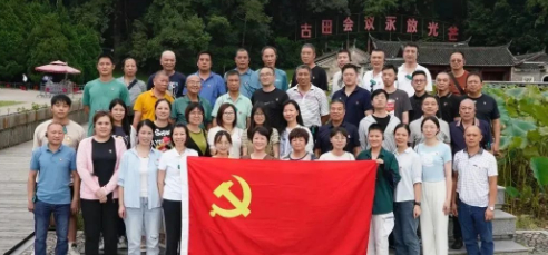 追(zhui)尋紅(hong)色足(zu)迹，赓(geng)續精(jing)神血(xue)脈